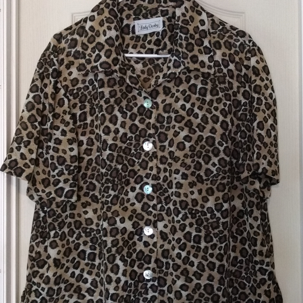 ❌SOLD❌ Giraffe Print Button Up
